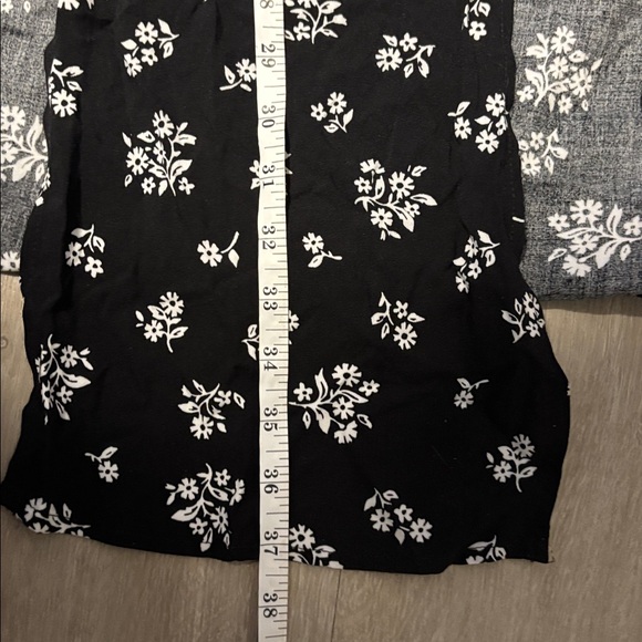 Chic Black and White Patterned Dress - Picture 4 of 4